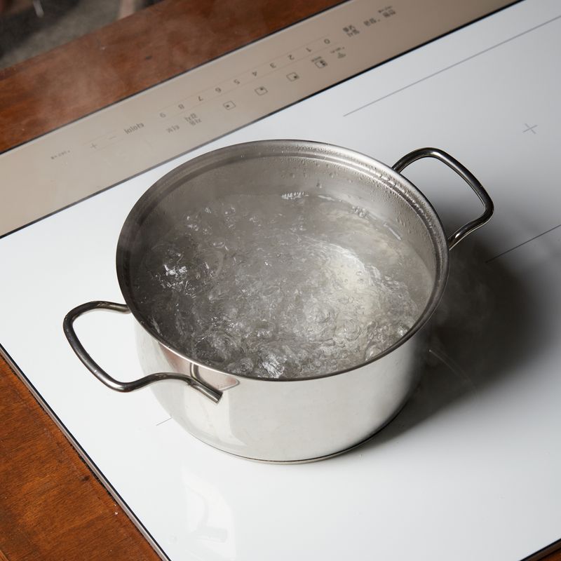 냄비에 물 2L를 붓고 9단에서 7분간 끓여주세요.