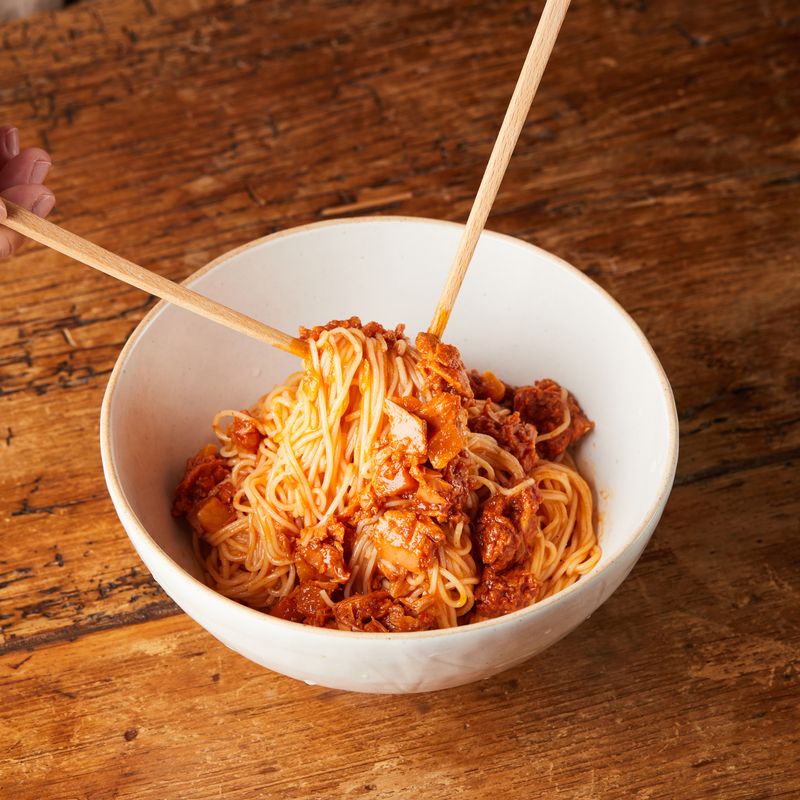 소면에 소스를 넣어 버무린 후 고추참치를 넣고 섞어주세요.