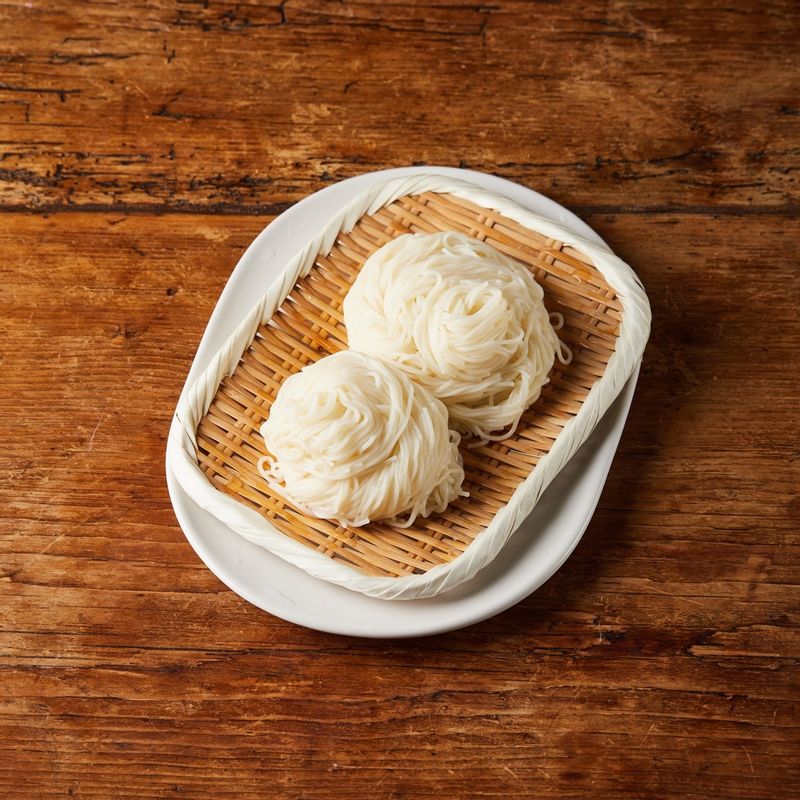 소면은 찬물에 여러 번 헹군 후 채반에서 물기를 빼주세요.