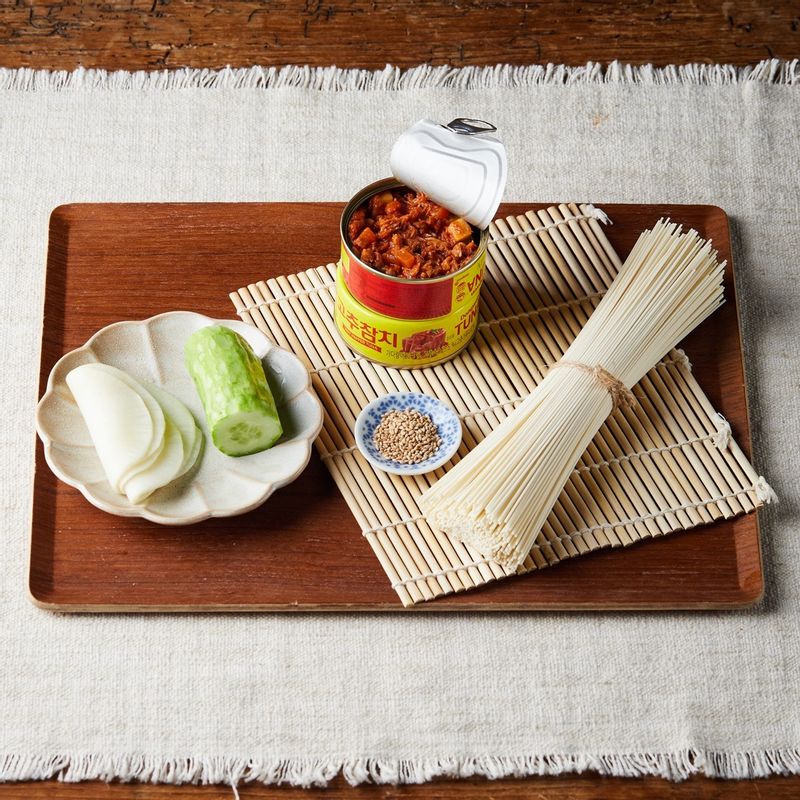 고추참치 비빔면을 위한 재료 이미지로 고추참치,소면 등으로 구성 되어있습니다.