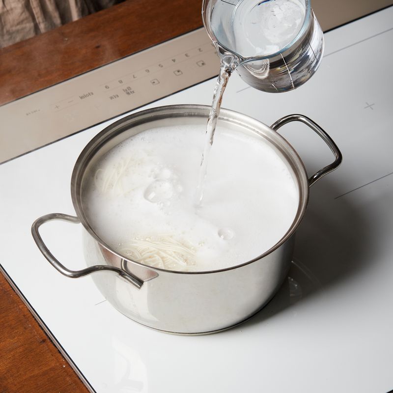 소면을 넣고 9단에서 3분 30초간 삶아주세요.
(tip. 물이 넘치지 않게 찬물 2컵을 3번에 나누어 넣어주세요)