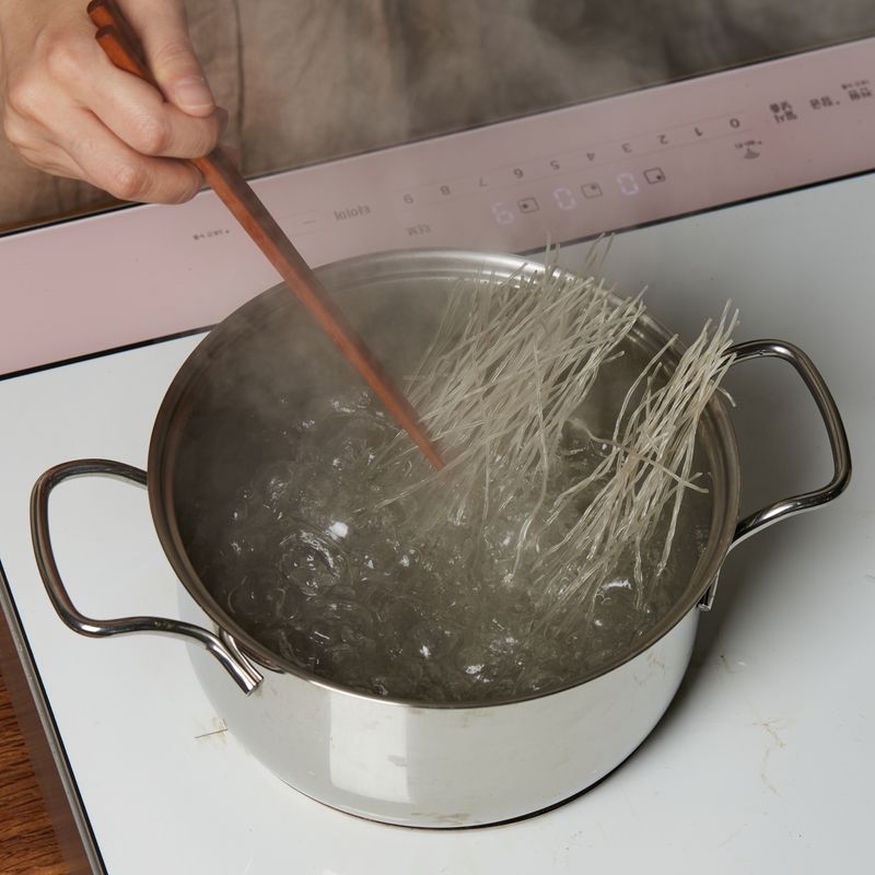 당면을 넣고 9단에서 6분간 삶아주세요.