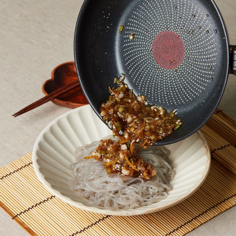 그릇에 당면을 담고 볶은 파기름 양념장을 올린 후 맛있게 즐겨주세요.