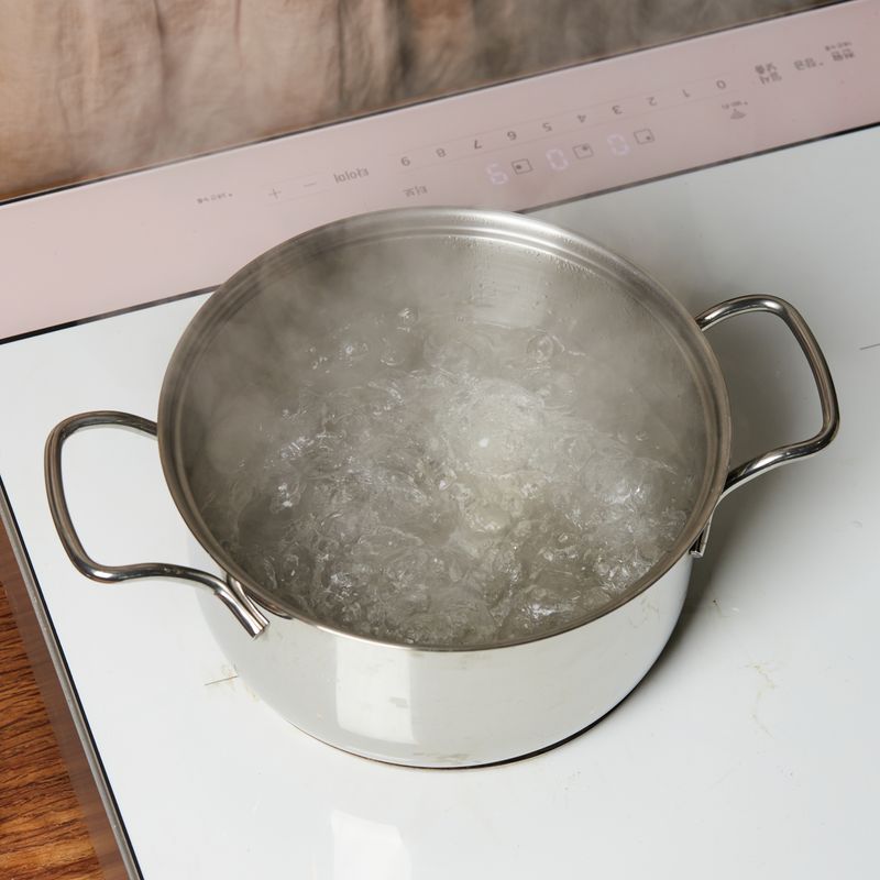 냄비에 물 1.5L를 붓고 9단에서 4분 30초간 끓여주세요.