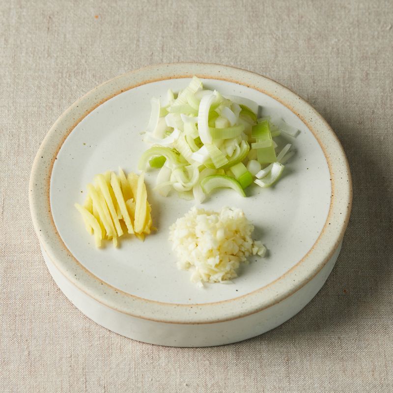 대파는 반으로 갈라 얇게 송송 썰어주세요. 생강은 채썰고 마늘은 다져주세요.