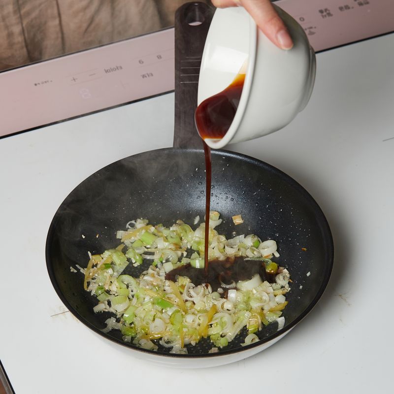 양념 재료를 넣고 5단에서 40초간 볶아주세요.