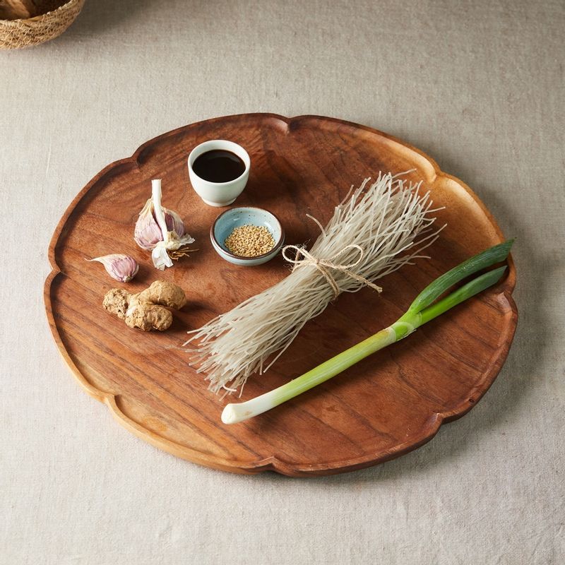 파기름 비빔면을 위한 재료 이미지로 당면,대파,생강,마늘,식용유 등으로 구성 되어있습니다.