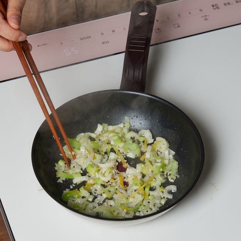 팬에 식용유를 두른 후 대파와 생강, 마늘을 넣고 5단에서 2분 30초간 볶아주세요.