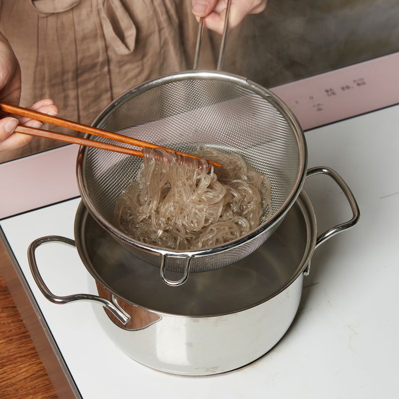 삶은 당면은 찬물에 헹궈 채반에 받쳐 물기를 빼주세요.