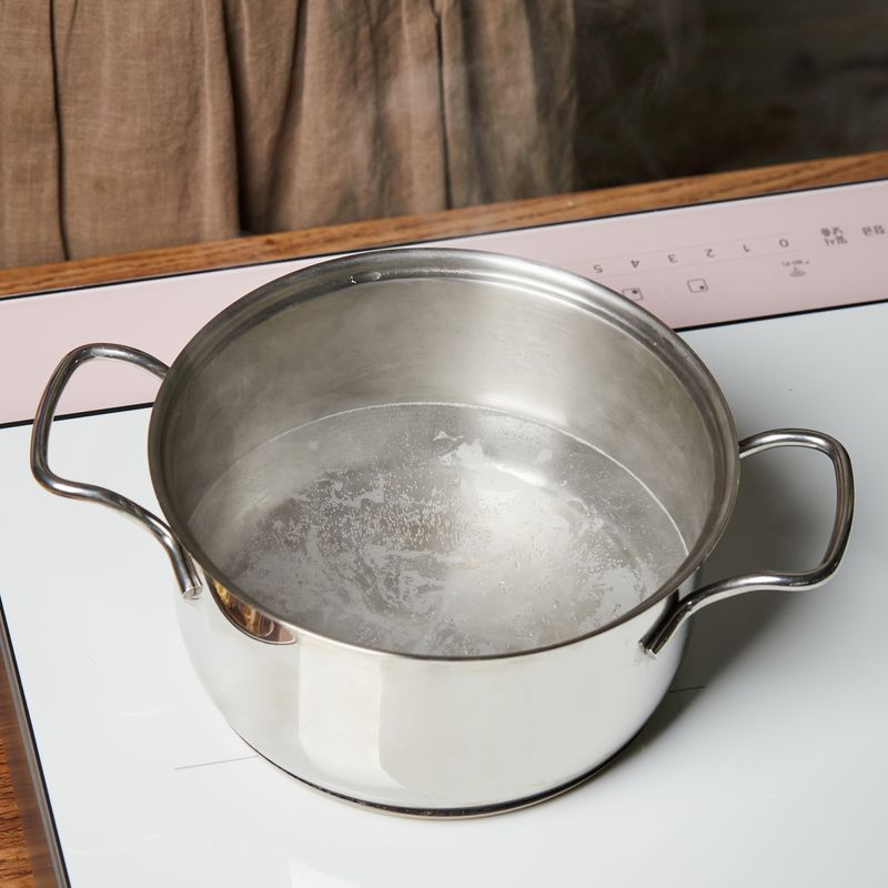 냄비에 물 1L를 넣고 9단에서 4분간 끓여주세요.