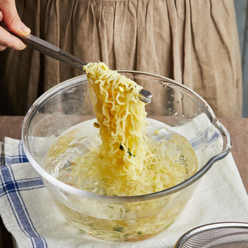 찬물로 헹군 후 얼음물에 담가 차갑게 식힌 후 채반에서 물기를 빼주세요.