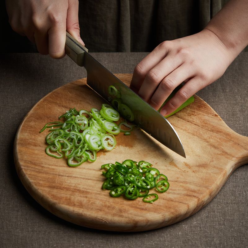 청양고추, 대파를 얇게 송송 썰어주세요.