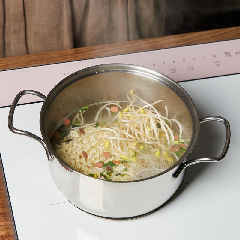 끓는 물에 라면과 건더기 스프, 콩나물을 넣고 9단에서 4분 30초간 끓여주세요.