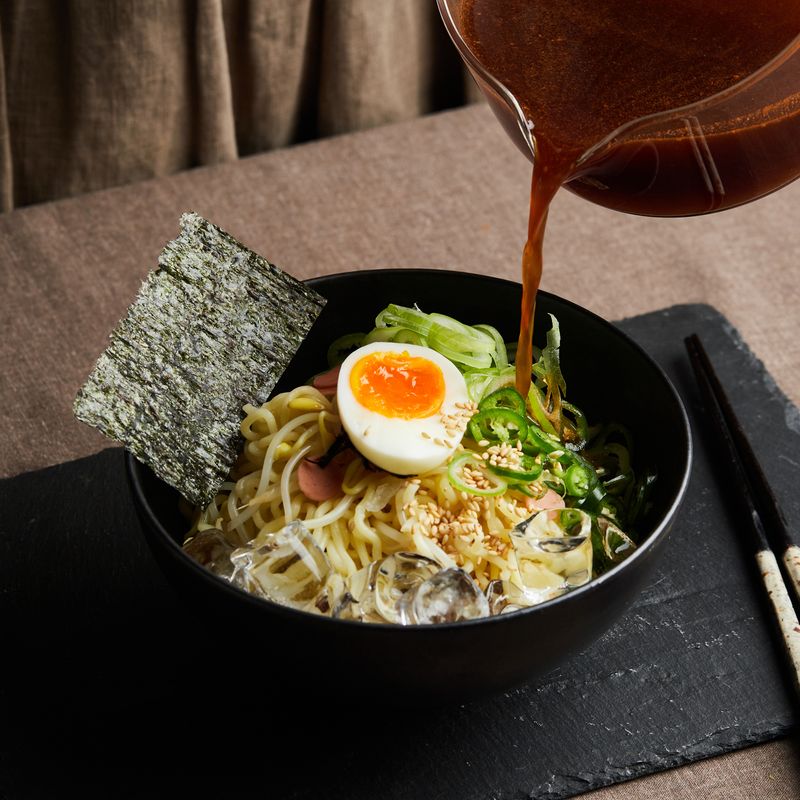 그릇에 면과 콩나물을 담고 국물을 부은 후 고명 재료를 올려 완성해주세요.