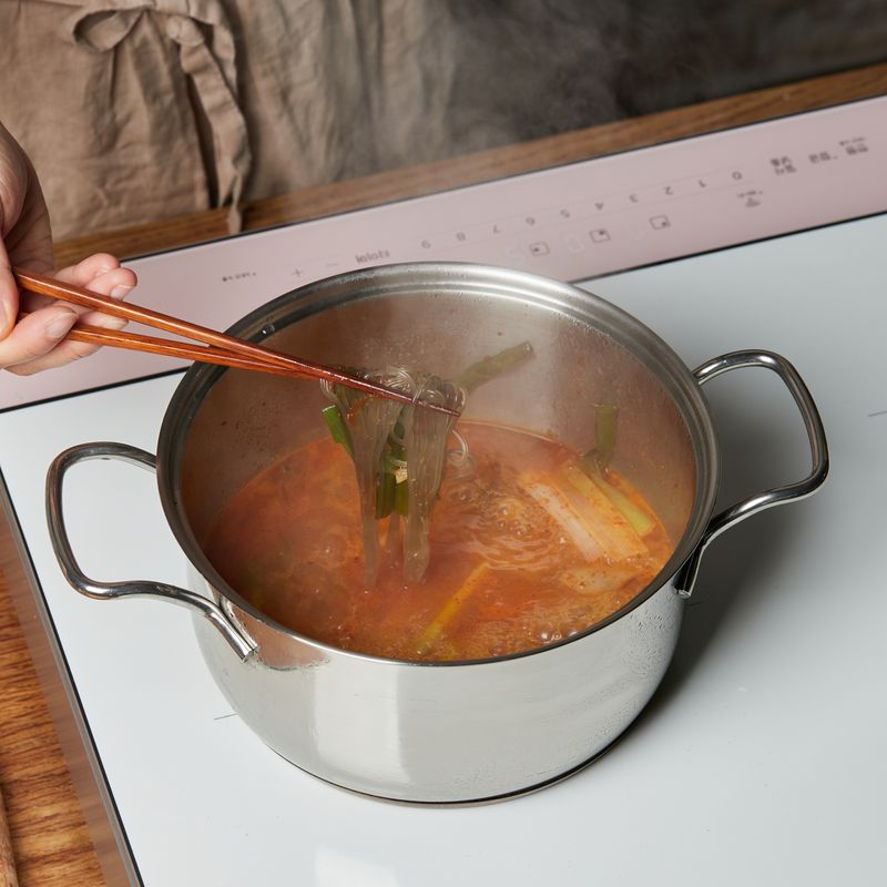 당면과 청양고추를 넣고 간장과 후추로 간을 해 9단에서 3분간 끓여주세요