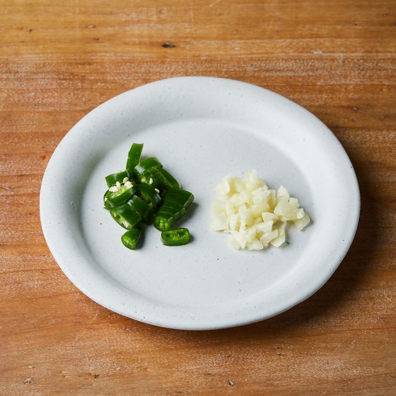 고추는 송송 썰고 마늘은 굵게 다져주세요.