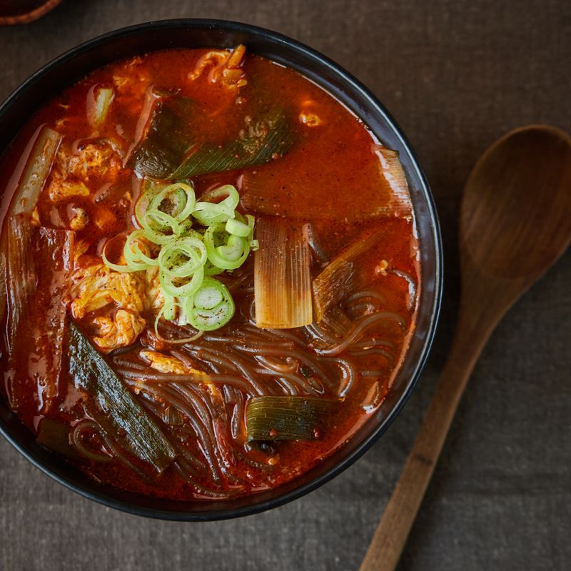 완성된 육개장을 그릇에 담아 밥과 함께 즐겨주세요.