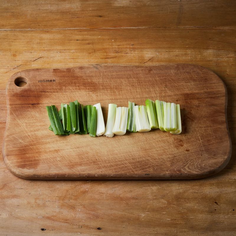 대파는 5cm 길이로 잘라 반으로 갈라주세요. 당면은 30분간 불려주세요.