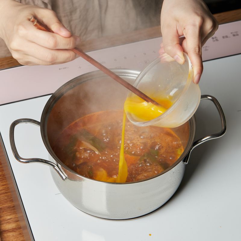 달걀을 풀어 넣고 9단에서 30초 끓인 후 불을 꺼주세요.