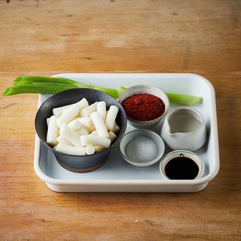 기름떡볶이을 위한 재료 이미지로 쌀떡,식용유,대파,통깨 등으로 구성 되어있습니다.