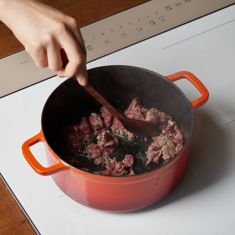 냄비에 참기름을 두르고 소고기를 넣어 6단에서 2분 30초간 볶아주세요.