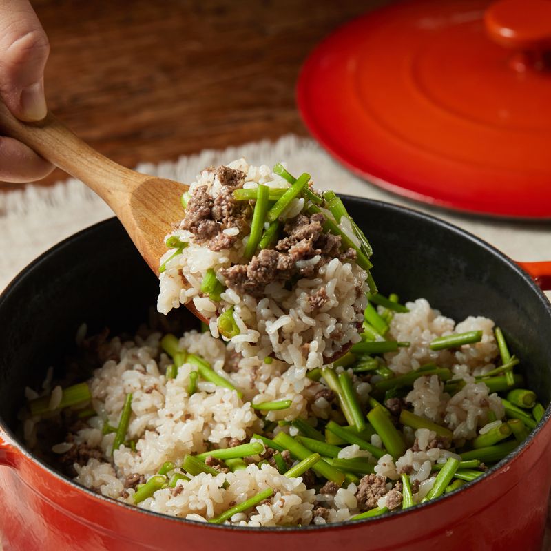 주걱으로 잘 섞은 후 양념장을 곁들여 맛있게 즐겨주세요.