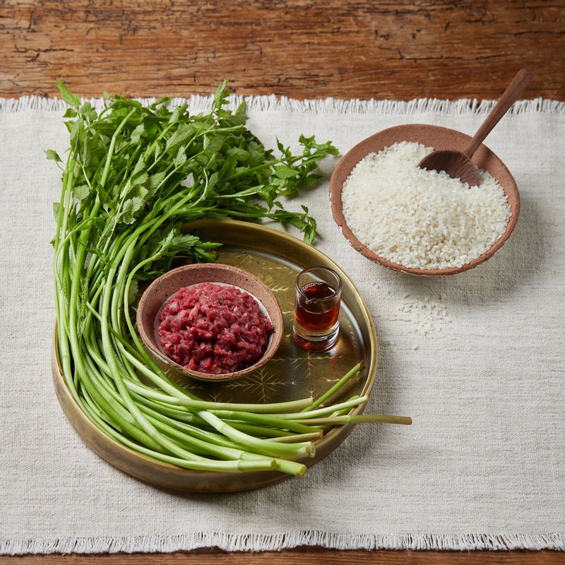 소고기 미나리 솥밥을 위한 재료 이미지로 다진 소고기,미나리,쌀,다시마 우린 물,참기름 등으로 구성 되어있습니다.