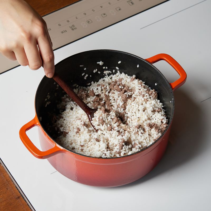 불린 쌀을 넣고 8단에서 1분간 볶아주세요.