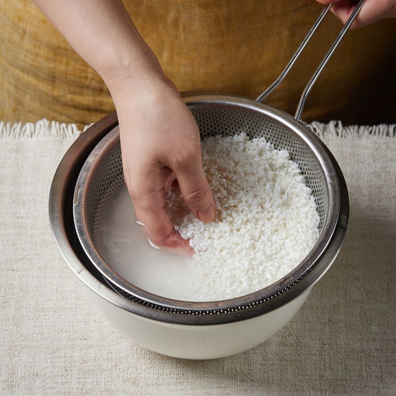 쌀은 씻어 30분간 불려주세요.