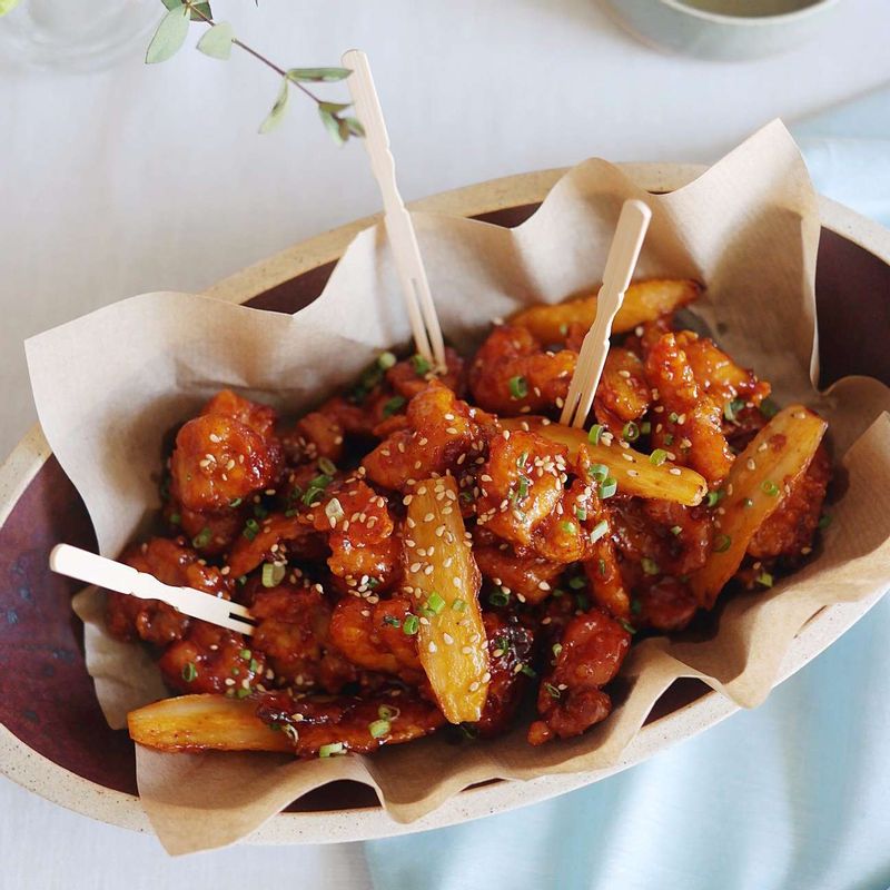 마지막으로 깨소금과 송송 썬 실파를 뿌려 마무리해주세요.