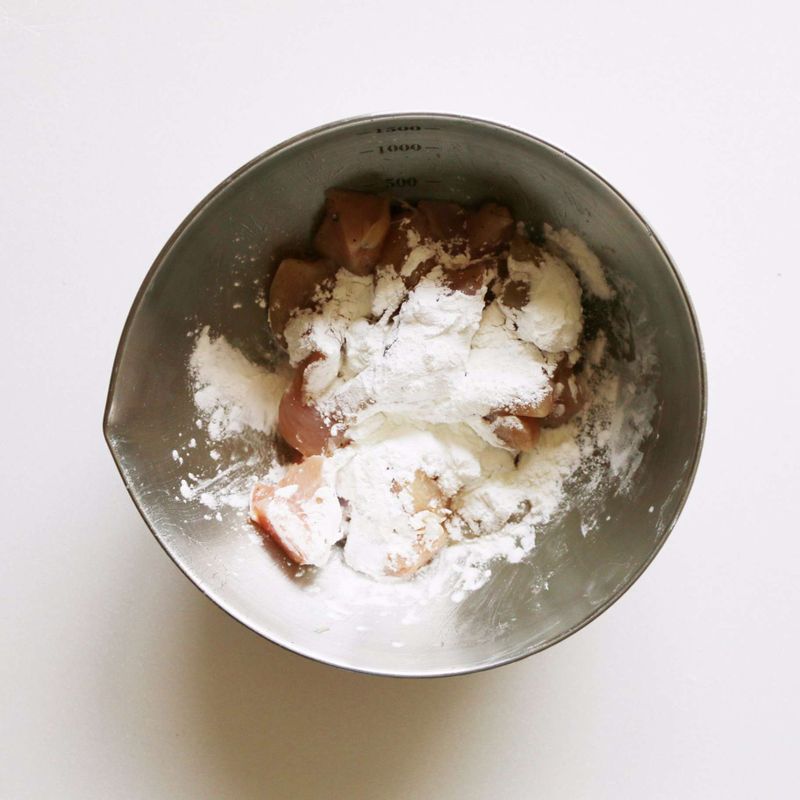 닭다리살을 흐르는 물에 씻은 후 한입 크기로 자르고 키친타월로 눌러 물기를 제거해 주세요. 닭고기를 밑간 재료에 버무려 20분간 재웠다가 전분가루에 섞어주세요.