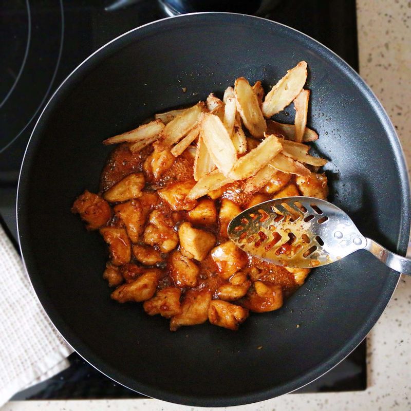 새로 달군 냄비에 소스 재료를 넣고 소스가 바글바글 끓어오르면 닭고기와 더덕을 넣고 버무려주세요.