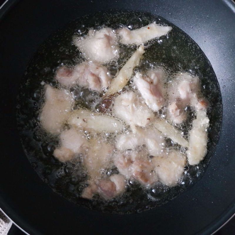 냄비에 식용유를 붓고 170도로 달군 후 더덕을 먼저 튀기고 닭고기를 튀겨주세요. 2번 튀겨내면 바삭한 맛을 더욱 살릴 수 있답니다.