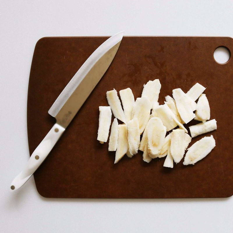 더덕은 껍질을 벗기고 어슷하게 길게 잘라서 준비해주세요.