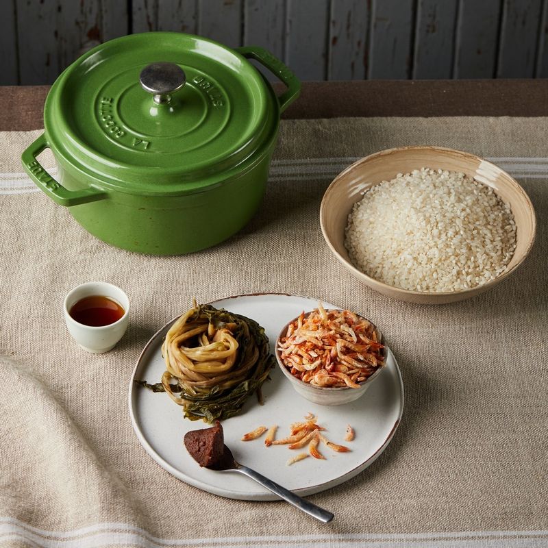 건새우 시래기 솥밥을 위한 재료 이미지로 쌀,물,삶은 시래기,건 보리새우,참기름 등으로 구성 되어있습니다.