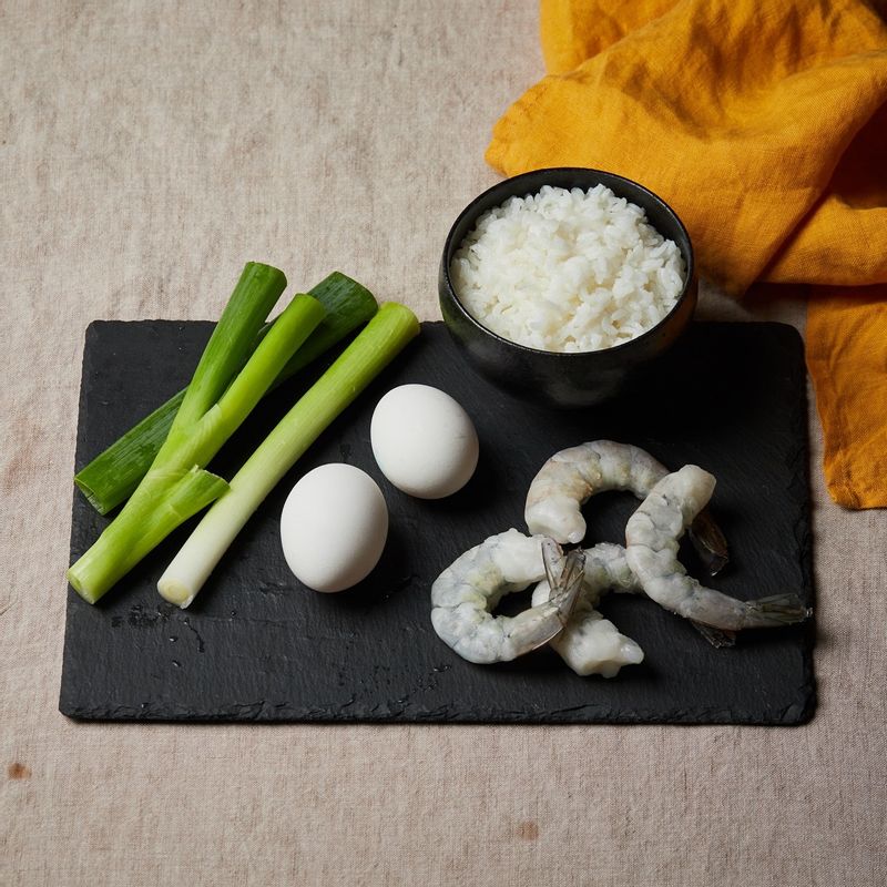 중식 새우볶음밥을 위한 재료 이미지로 달걀,대파,새우,식은 밥,식용유 등으로 구성 되어있습니다.