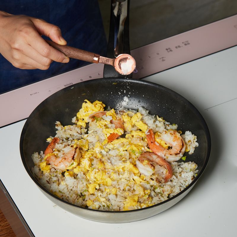 8단에서 1분간 맛소금과 후춧가루를 넣고 밥과 함께 볶아주세요.