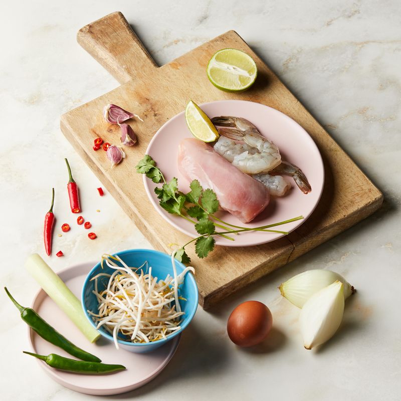 나시고랭을 위한 재료 이미지로 즉석밥,닭가슴살,냉동 새우,달걀,숙주 등으로 구성 되어있습니다.