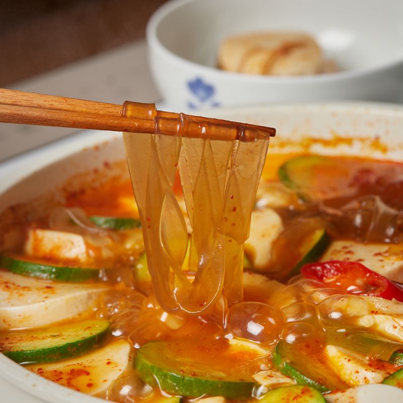 완성된 순두부 전골을 맛있게 즐겨주세요.
(tip. 전골은 찌개와 달리 담백하고 짜지 않아 재료 본연의 맛을 느끼기 좋아요. 혹시나 간이 부족하다면 소금 또는 국간장을 추가해주세요)