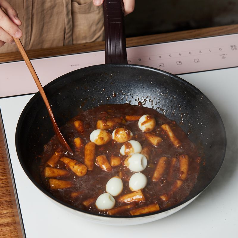 불을 끄고 메추리알을 넣은 후 가볍게 섞어 완성해주세요.