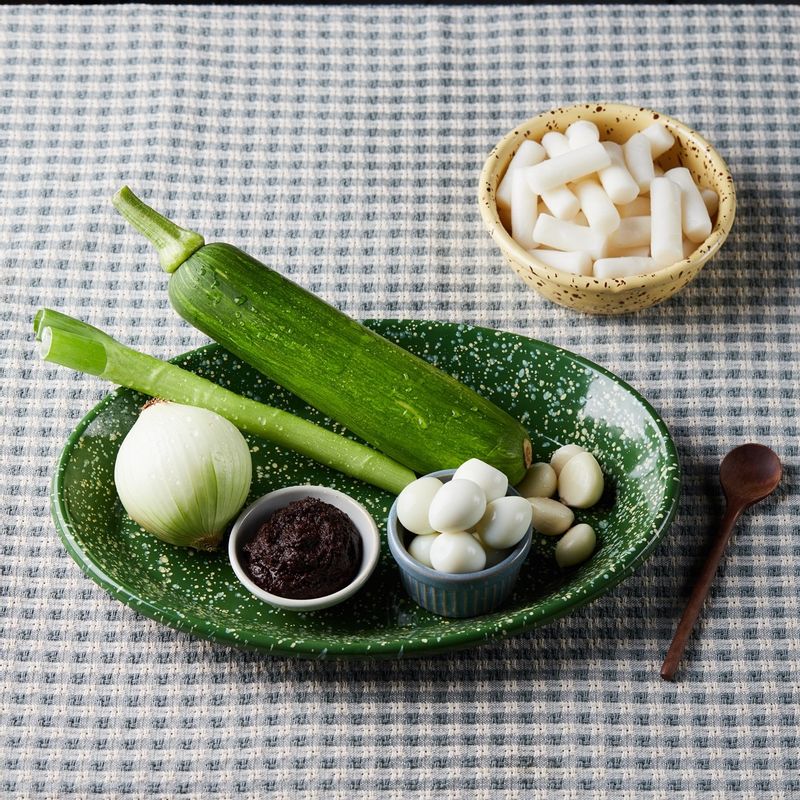 메추리알 짜장떡볶이을 위한 재료 이미지로 쌀떡,메추리알,마늘,대파,양파 등으로 구성 되어있습니다.