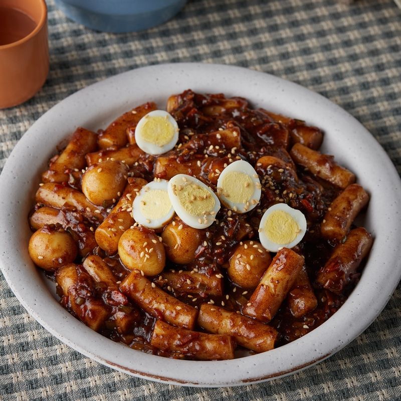 메추리알 짜장 떡볶이를 접시에 담아 맛있게 즐겨주세요.
(tip. 남은 소스에 밥을 비벼 먹어도 좋아요)