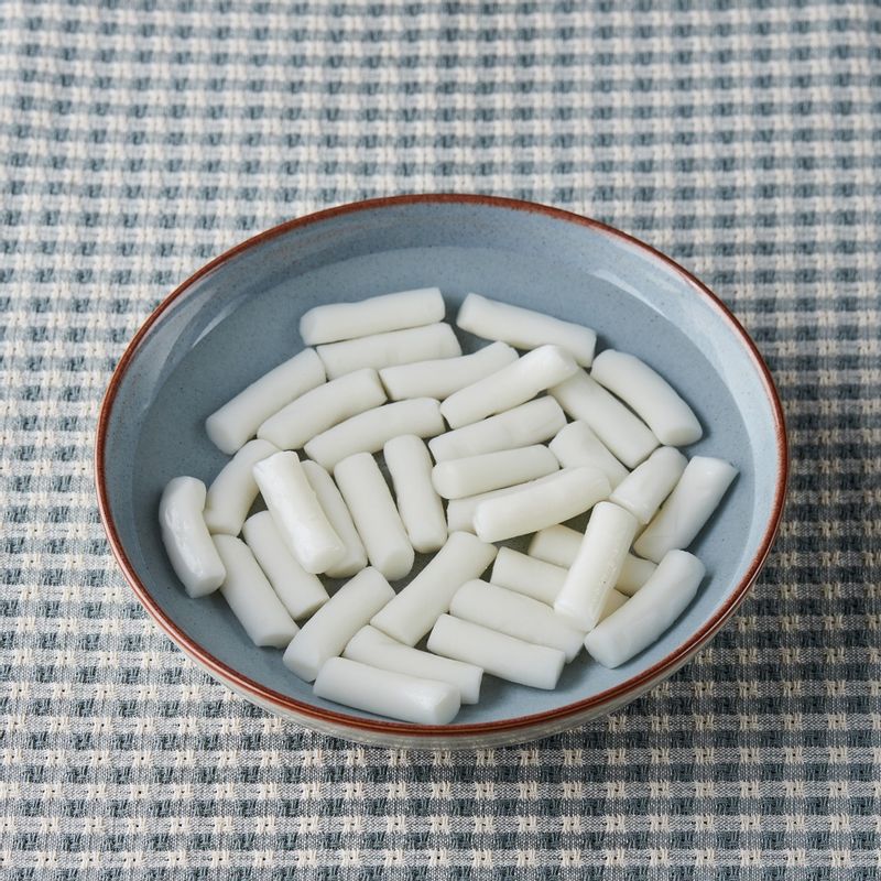 쌀떡은 미리 물에 30분 정도 담가 불려주세요.