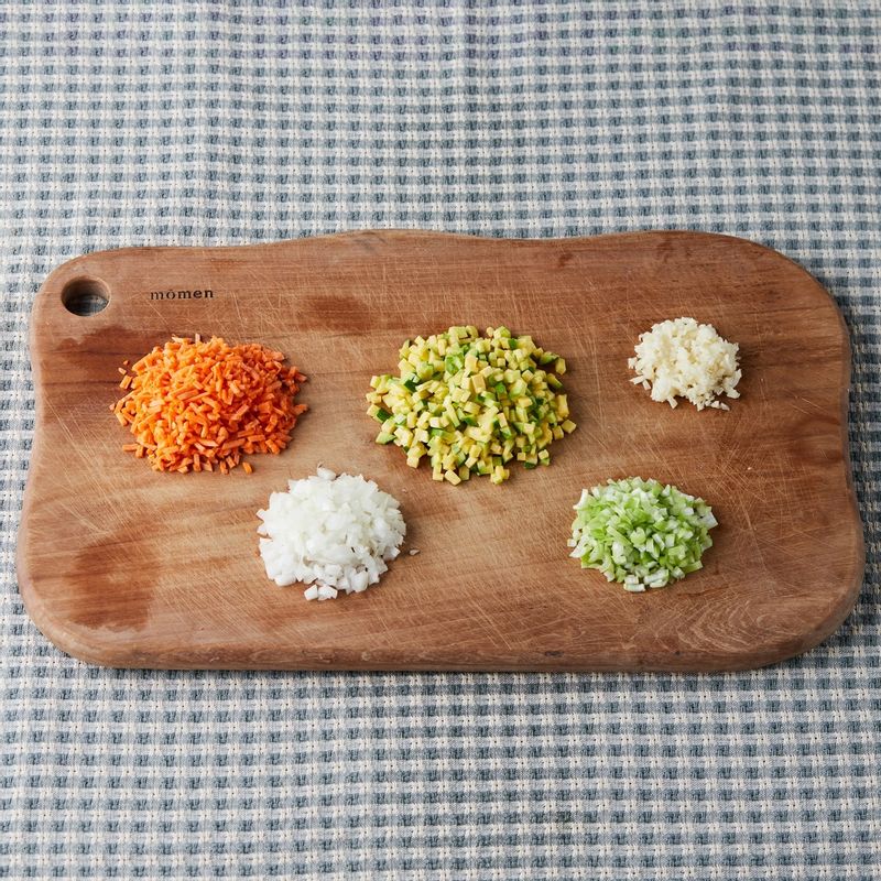 마늘과 대파, 양파, 애호박, 당근은 볶음밥용 크기로 다져주세요.