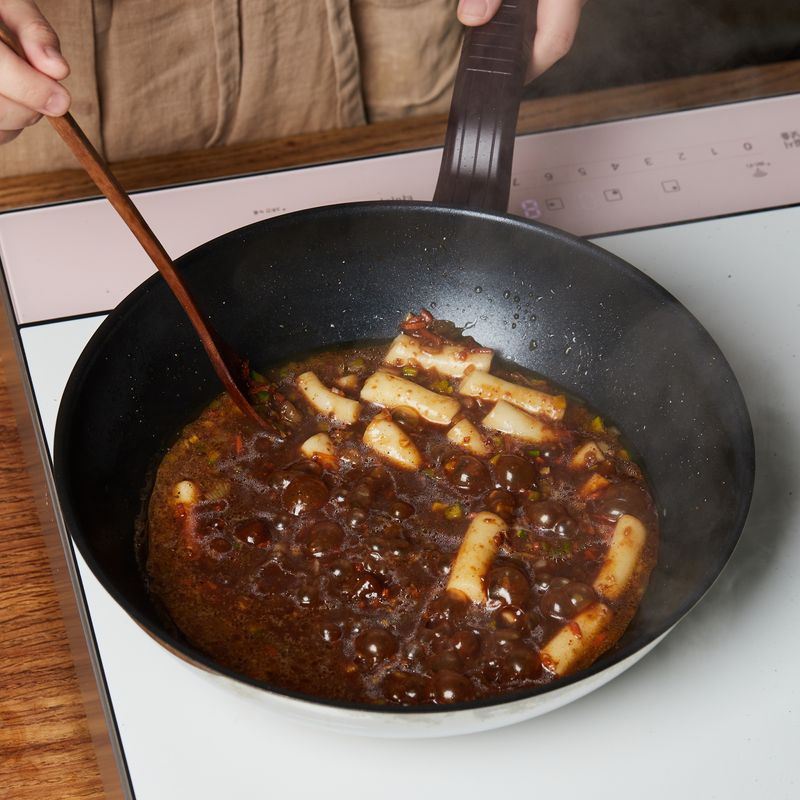 불린 떡과 나머지 소스 재료, 물을 넣고 8단에서 2분 30초간 끓여주세요.