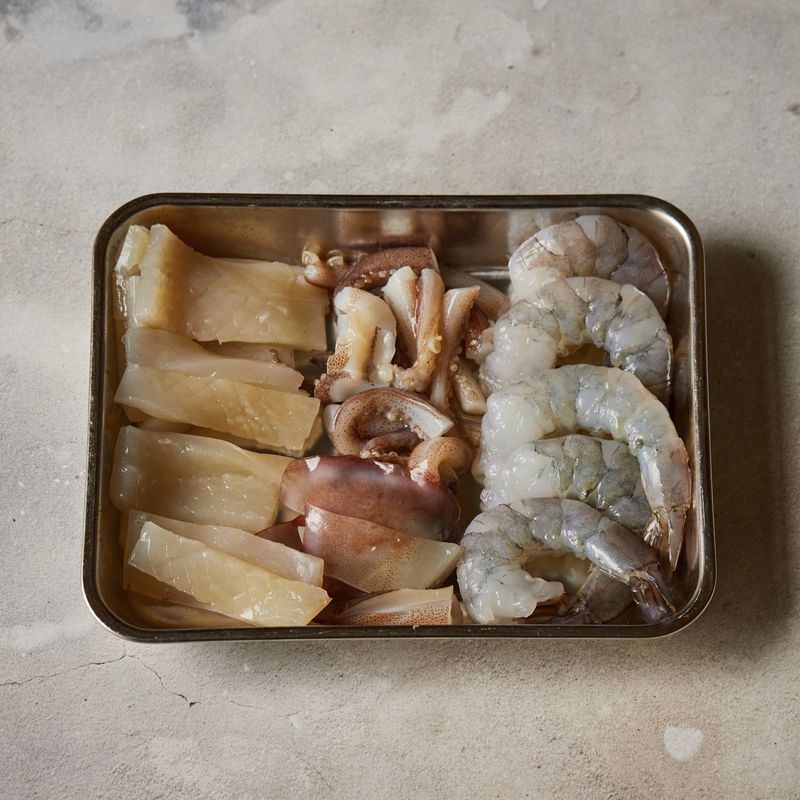 오징어는 칼집을 넣어 먹기 좋게 썰고 새우는 등을 갈라 내장을 빼주세요. 
(tip. 냉동 해물믹스를 사용해도 좋아요)