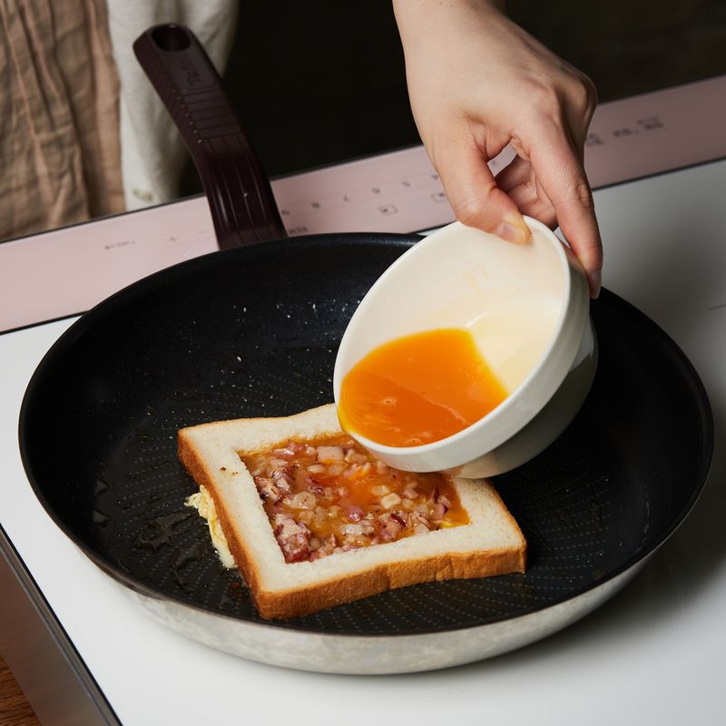 볶은 재료를 가운데로 모은 후 식빵 가장자리를 올린 후 달걀물을 부어 뚜껑을 덮고 4단에서 3분간 구워주세요.