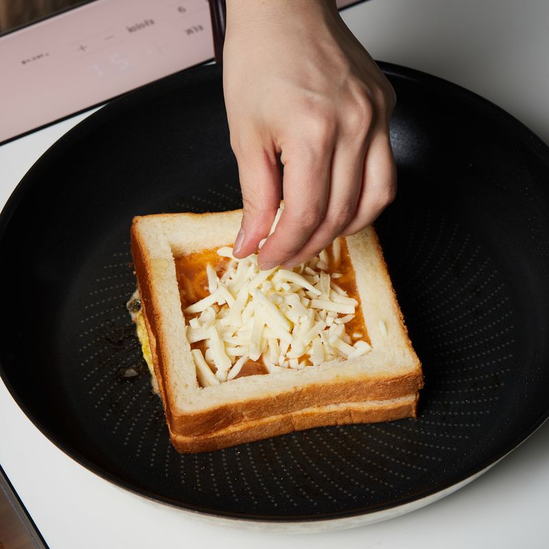 치즈를 넣고 식빵 가운데 조각을 올린 후 뒤집어 뚜껑을 덮어 4단에서 3분간 구워주세요.