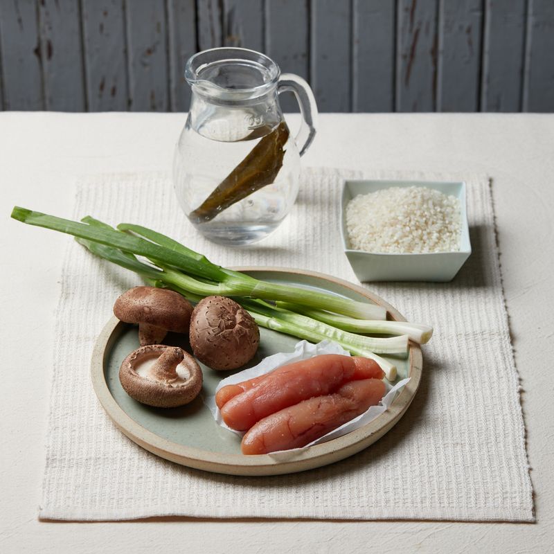 명란솥밥을 위한 재료 이미지로 명란젓,감자,표고버섯,쌀,쪽파 등으로 구성 되어있습니다.