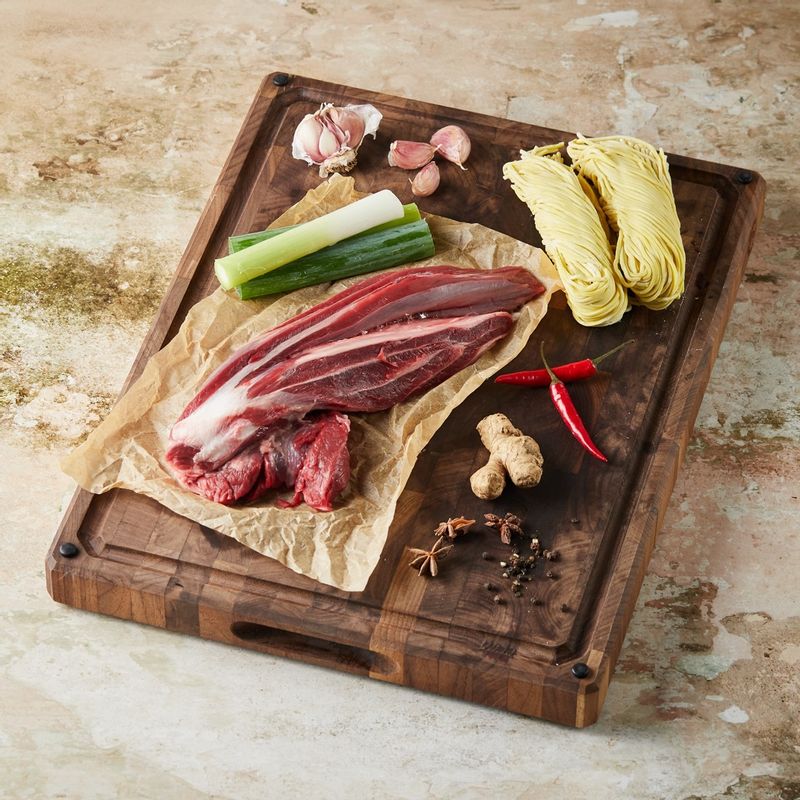 우육면을 위한 재료 이미지로 소고기 사태,냉동 중화면,대파,마늘,팔갹 등으로 구성 되어있습니다.